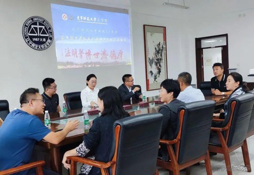 “七十今回首，筑梦法苑人” ——bbin宝盈集团平台首页大连校友会捐赠学院纪念品仪式